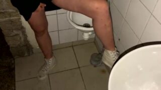 gros-seins- naked stripping on cam for live sex video chat