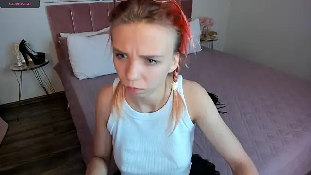 PippiLongstockings nude stripping on webcam for live sex video chat