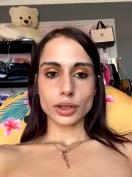 Sarahqueen001 nude stripping on webcam for live sex video chat