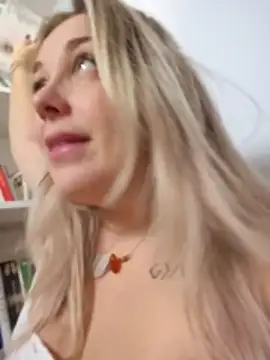 CherryAuroraa nude strip on webcam for live sex video chat