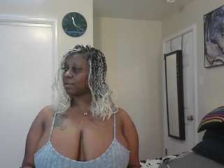 QVEEN PURP nude on live sex chat