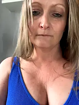 HoneyBluex naked strip on webcam for live sex chat