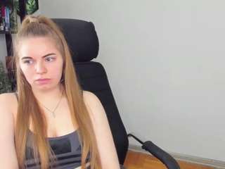LeahKITTY00 nude on live sex chat