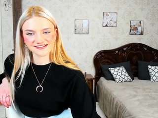 SelenaeMoore nude on live sex chat