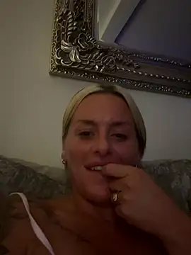 Charlie69xoxo naked strip on webcam for live sex chat