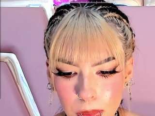 Eva-Benely nude on live sex chat