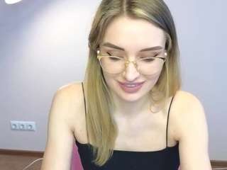 Caaarolline nude on live sex chat