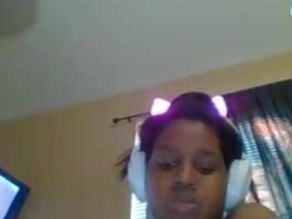 PrettyLightskin nude on live sex chat