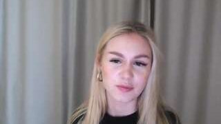 LoissPeach nude on live sex chat