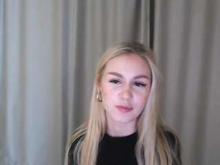 LoissPeach nude on live sex chat