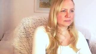 LauraSky nude on live sex chat