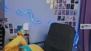 Emilly-peach nude on live sex chat