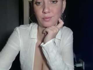 DanielleReys nude on live sex chat