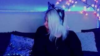 JoannLowe nude on live sex chat