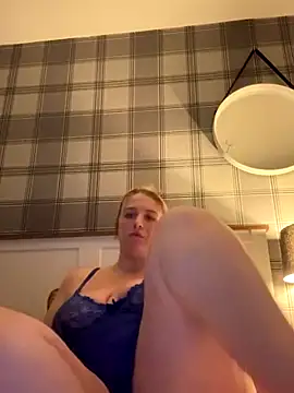 CutieCurvyGirlxo naked strip on webcam for live sex chat
