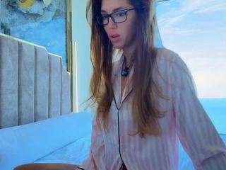 Caroline nude on live sex chat