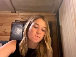 UdelaGaye nude on live sex chat