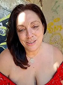 XSouthlondonNAUGHTYMILFXX naked strip on webcam for live sex chat