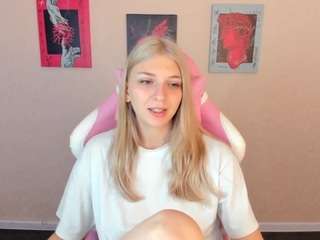 Milly nude on live sex chat