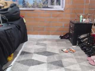 Foxy-pet nude on live sex chat