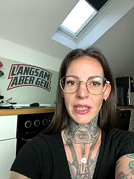 BrownieyQueen naked strip on webcam for live sex chat