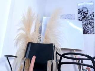 Lady-30 nude on live sex chat