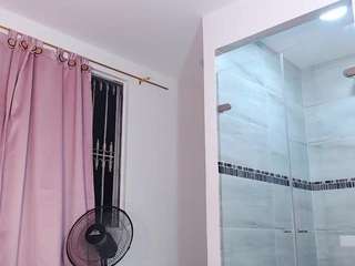 Snow_white nude on live sex chat