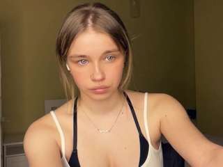 Bella nude on live sex chat