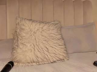 Melanie-hillz nude on live sex chat