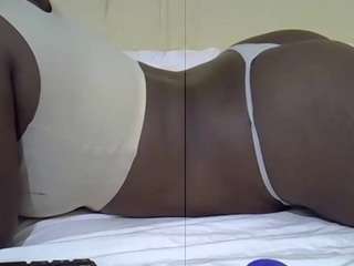 Pretty-bellah nude on live sex chat