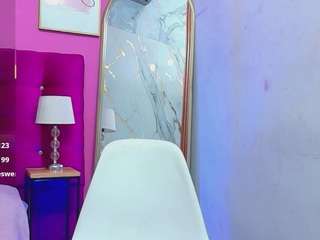 Curvybuffgirllll nude on live sex chat