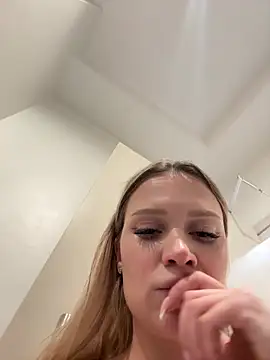 Girl-Mia naked strip on webcam for live sex chat