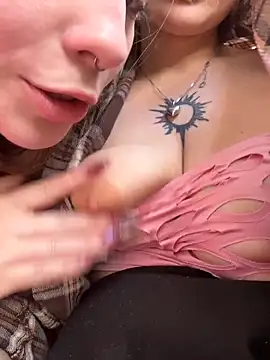 FlashTitsRoyal naked strip on webcam for live sex chat