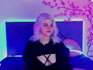 JoannLowe nude on live sex chat